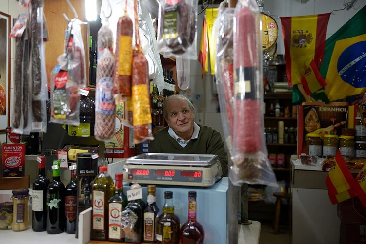 De tudo: no Mercado da Lapa, é possível encontrar de artigos religiosos a embutidos (NurPhoto/Getty Images)