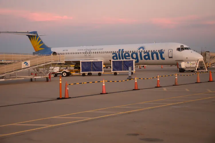 Avião da Allegiant Airlines, companhia aérea de baixo custo, em Florida, Estados Unidos. 
 (Education Images/Universal Images Group/Getty Images)