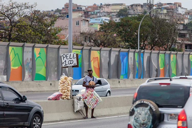 Trabalhadores informais: altas nas taxas de desemprego também aumenta a informalidade no mercado de trabalho (Brazil Photos/Getty Images)