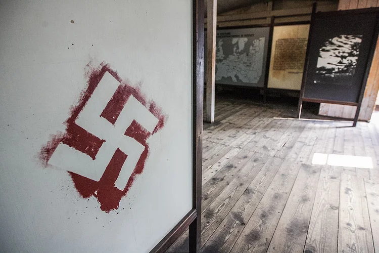 Nazismo: Suástica desenhada em campo concentração de Stutthof, em Sztutowo, na Polônia, onde Bruno D. foi guarda (Michal Fludra/NurPhoto/Getty Images)