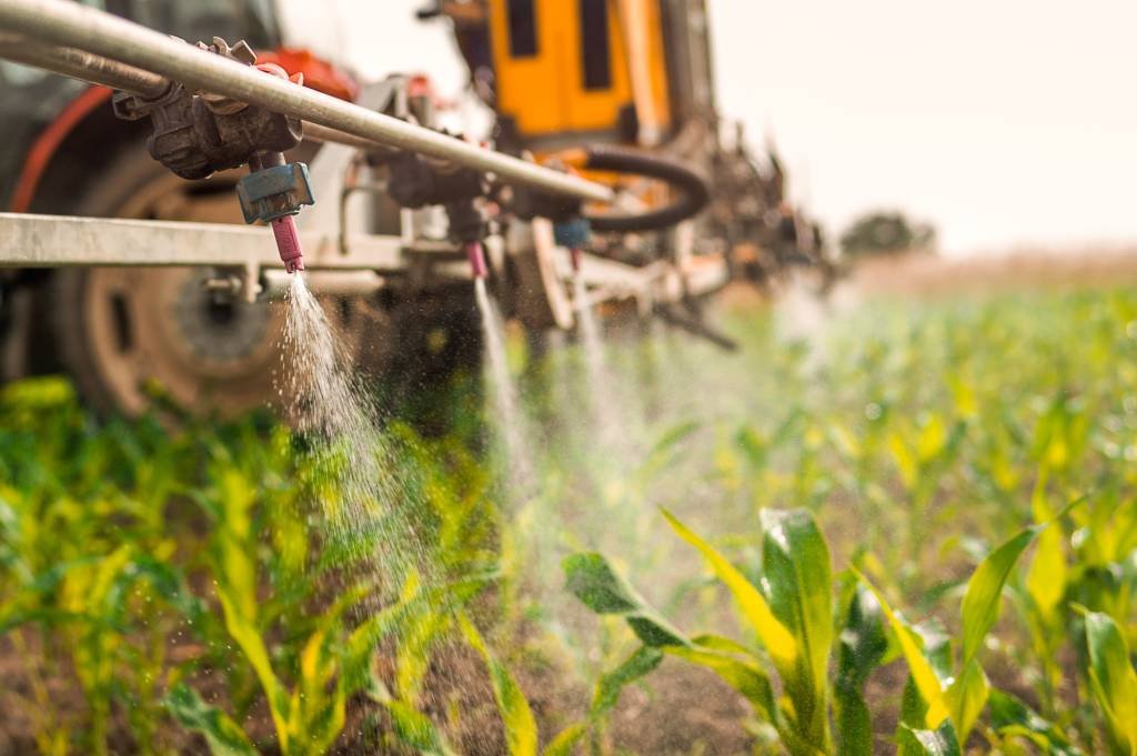 Proposta em andamento na Câmara busca reduzir o uso de agrotóxicos químicos (Crédito: simonkr/Getty Images)