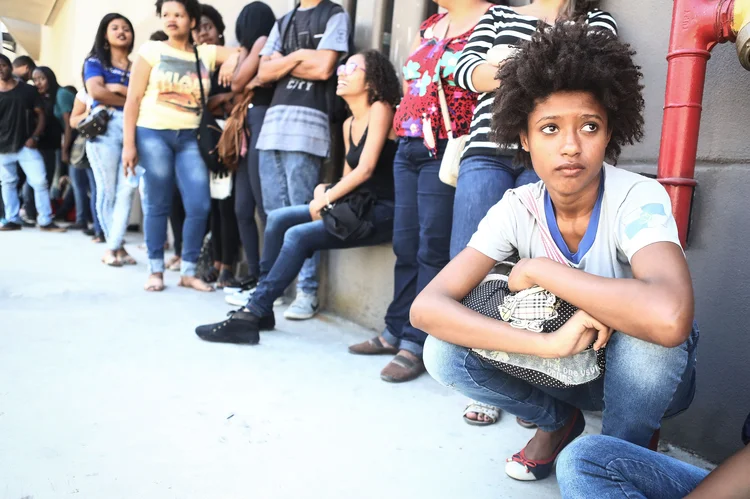 Fila em feita de empregos no Rio foto de arquivo): a taxa de desemprego medida pelo IBGE para a faixa etária de 18 a 24 anos é a segunda maior entre os grupos de idade: 31,6% (Mario Tama/Getty Images)