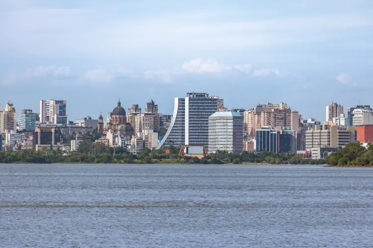 Porto Alegre, capital do Rio Grande do Sul: No caso do estado gaúcho, porcentual é de 69,14%, pelas contas do ministério, e não de 56,12% pelo conceito aplicado no estado (diegograndi/Getty Images)