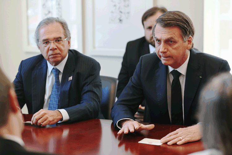 Paulo Guedes e Jair Bolsonaro: depois da área trabalhista, os segmentos mais bem avaliado foram a política de taxa de juros e a redução de burocracia (Marcos Corrêa/PR/Flickr)