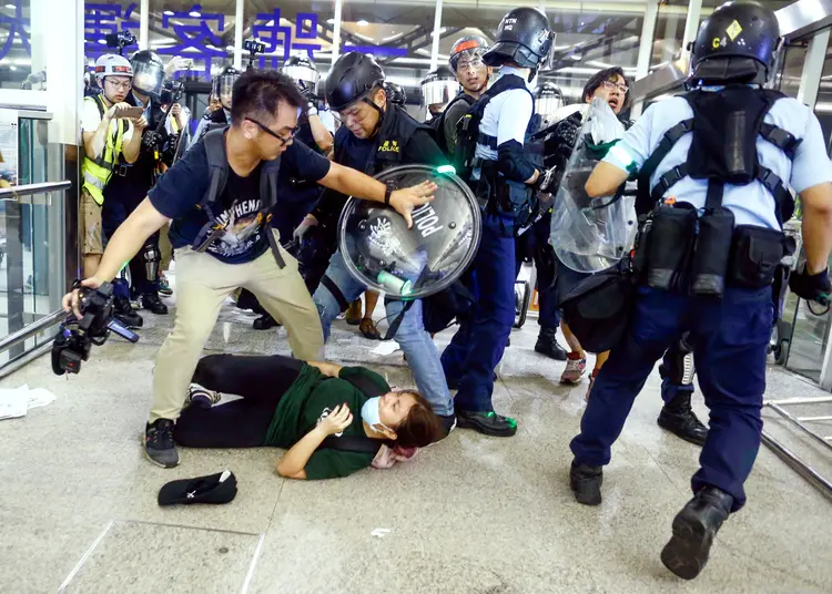 Hong Kong: confronto em aeroporto turva cenário político e se soma às incertezas econômicas da China (Thomas Peter/Reuters)