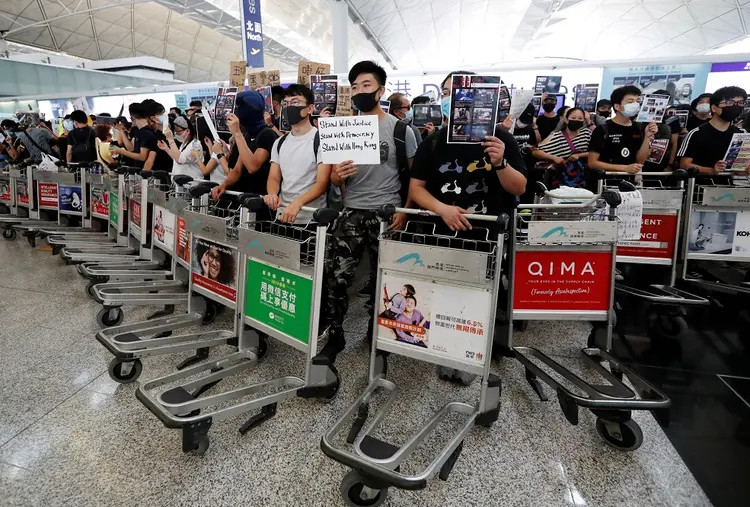 Protesto em Hong Kong: aeroporto voltou a ficar fechado nesta terça-feira (Issei Kato/Reuters)
