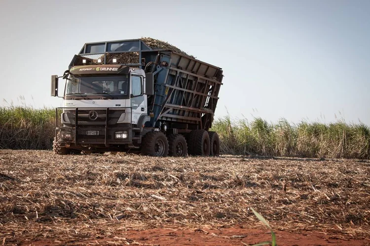 Caminhões com nível 2 de autonomia já operam nas lavouras de cana-de-açúcar no Brasil (Mercedes-Benz/Divulgação)