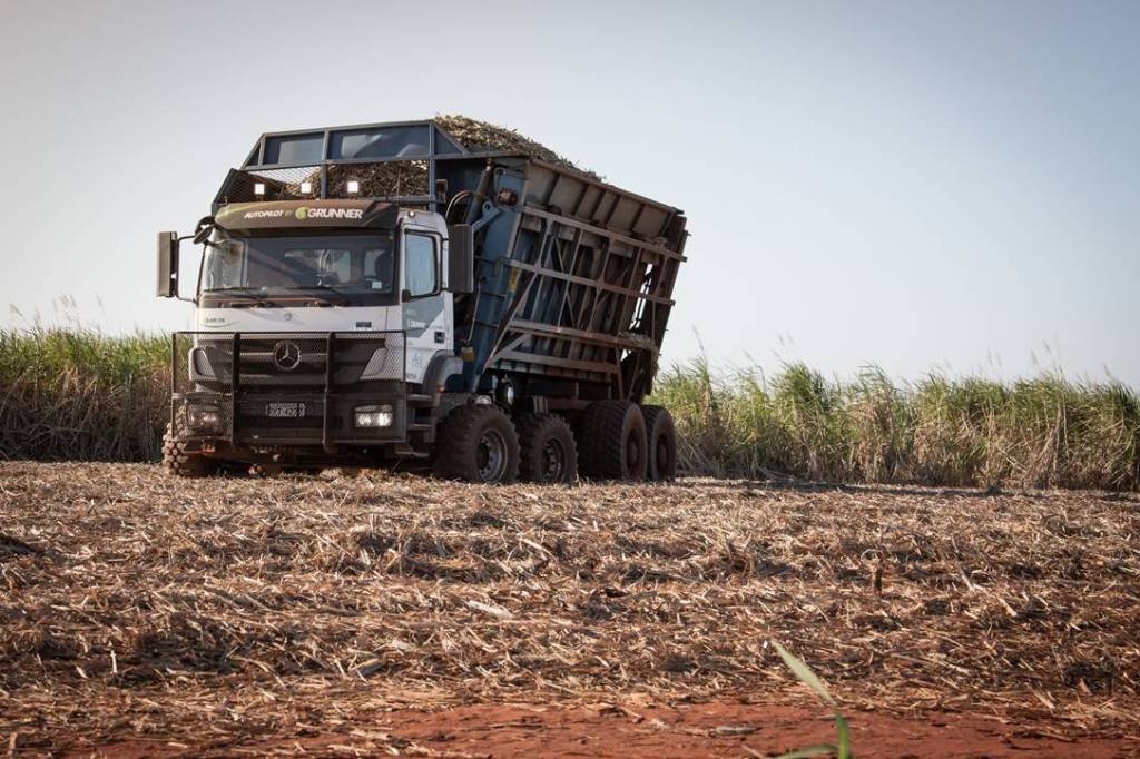 Conheça o caminhão autônomo que já opera no agronegócio brasileiro