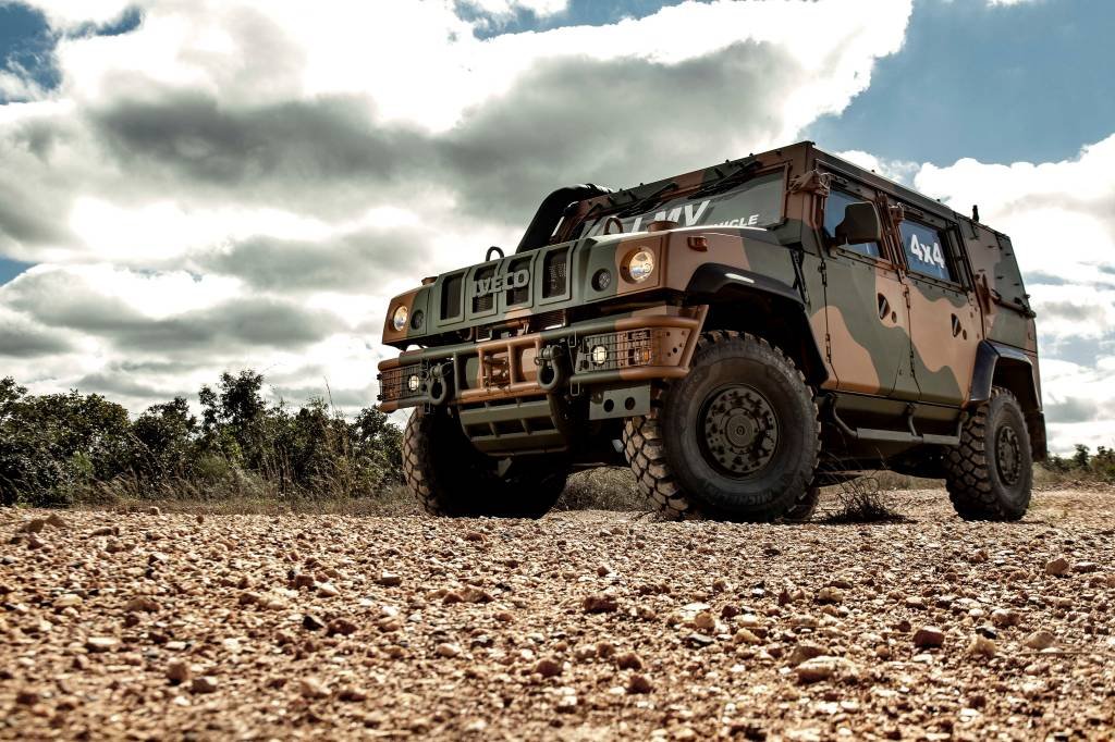 Exército brasileiro negocia a compra de veículos blindados 4x4