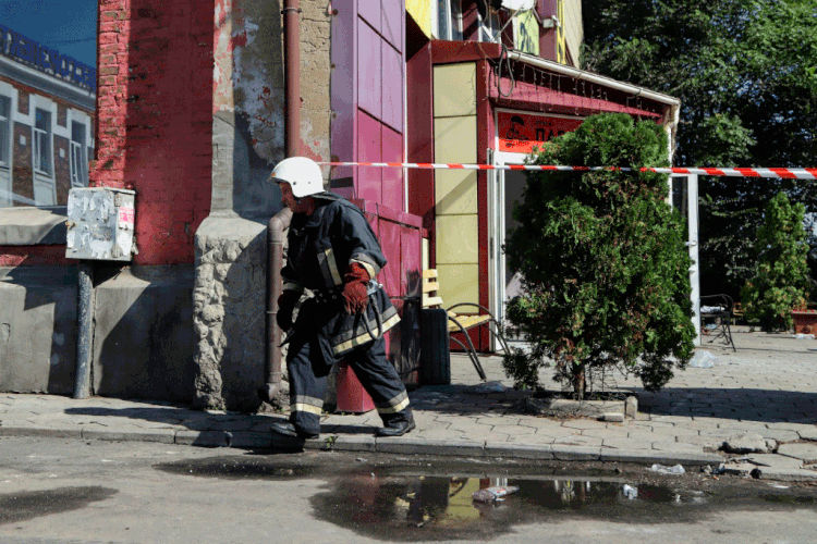 Incêndio: bombeiros passaram três horas para conter o fogo no local (Oleksandr Gimanov/AFP)