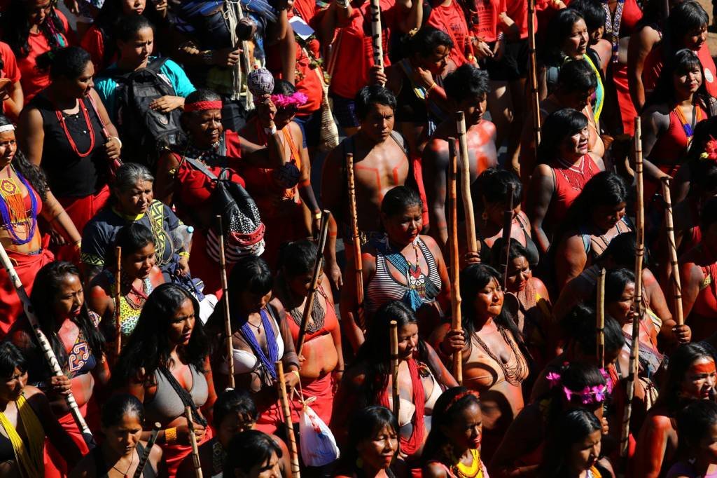 Veja fotos da 1ª marcha de mulheres indígenas, em protesto contra governo