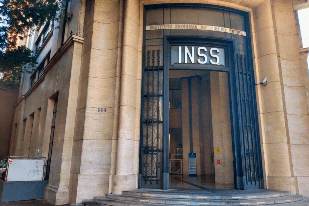 Leilão do INSS gera arrecadação e aumenta bancos que podem pagar benefício