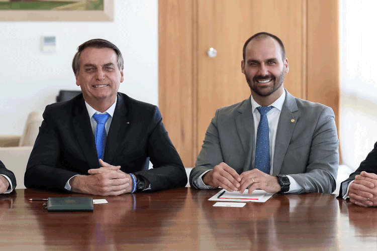 Jair e Eduardo Bolsonaro: presidente disse que o deputado não deve ser alvo de punição (Marcos Corrêa/PR/Flickr)