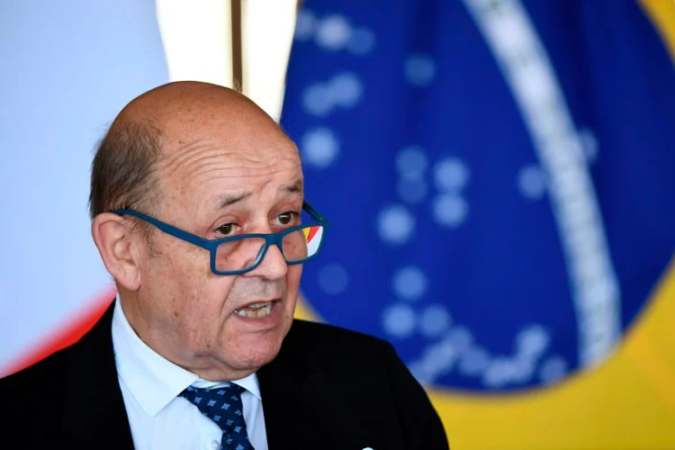 Jean-Yves Le Drian: Bolsonaro cancelou encontro com chanceler francês ao saber que ele se reuniria com ONGs ambientalistas (https://classic.exame.com/brasil/jornais-da-franca-criticam-bolsonaro-por-cancelar-encontro-com-chanceler//AFP)