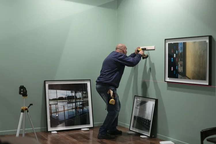 Estande da Fortes D'Aloia &amp; Gabriel em processo de montagem na SP-Foto 2019. Obras de Mauro Restiffe indo para a parede  (SP-Foto/Jéssica Mangaba/Divulgação)