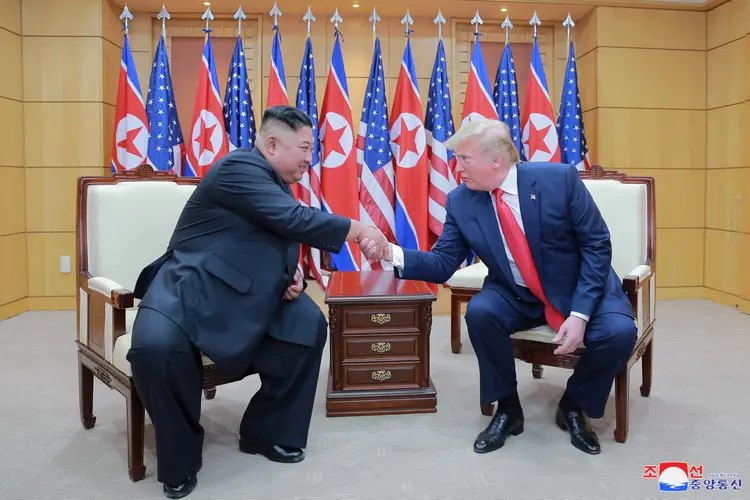 Presidente dos EUA, Donald Trump, e o líder da Coreia do Norte, Kim Jong Un: encontro na Zona Desmilitarizada, na Coreia do Sul, em junho (KCNA/Reuters)