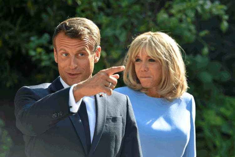 Emmanuel Macron e Brigitte Macron: Jair Bolsonaro apagou comentário sobre esposa do líder francês (Gerard Julien/Reuters)