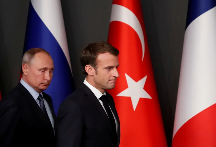 Putin e Macron: enquanto a estratégia do Ocidente de virar as costas para Putin não vem dando certo, Macron espera ser o grande porta-voz disposto a resolver as questões mundiais (Murad Sezer/Reuters)