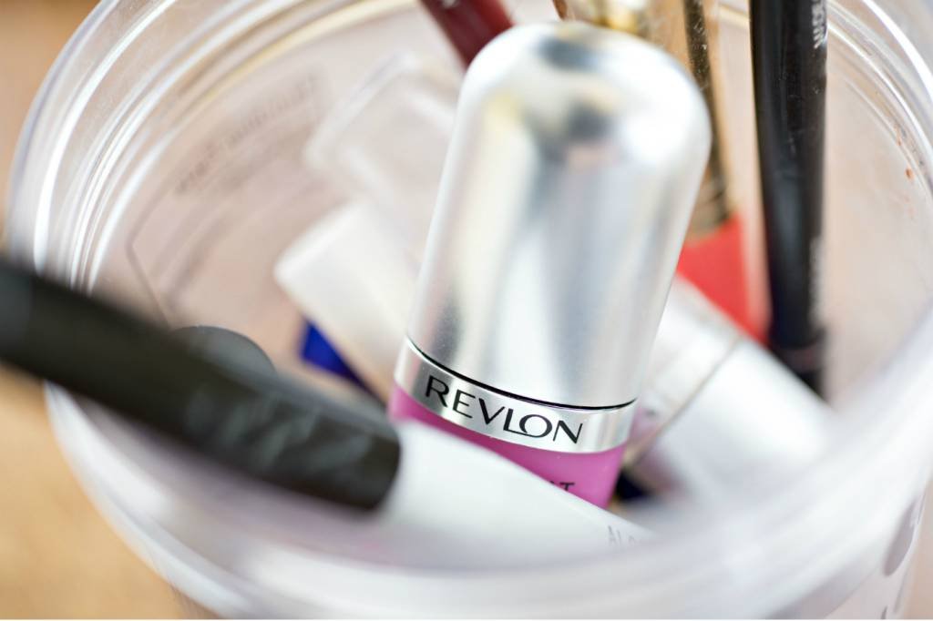 Revlon prepara plano de venda da empresa ou de marcas