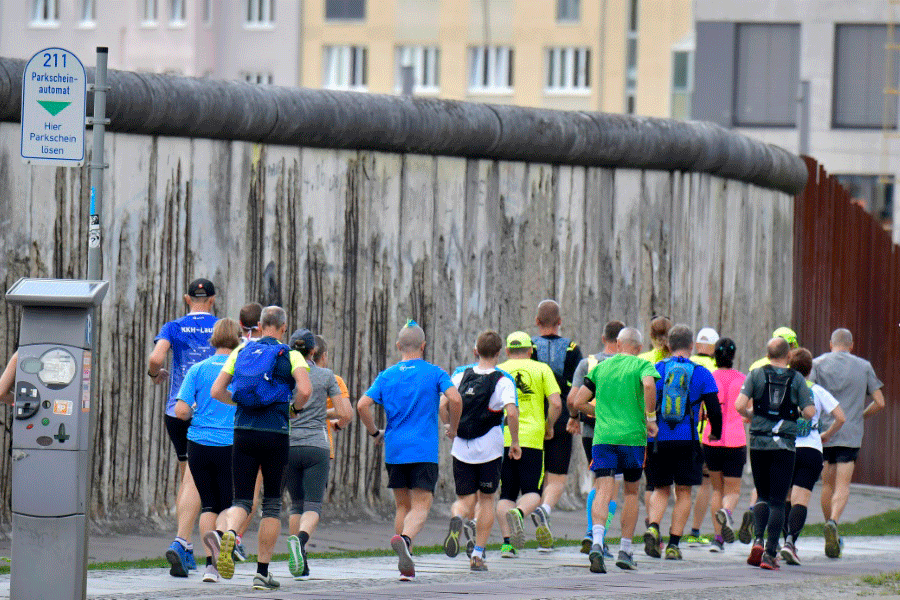 Maratona homenageia vítimas do Muro de Berlim 30 anos após queda