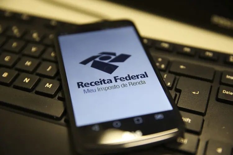 Aplicativo da Receita Federal: pelo celular, é possível consultar diretamente nas bases da Receita Federal informações sobre liberação das restituições do IRPF (Marcello Casal Jr/Agência Brasil)