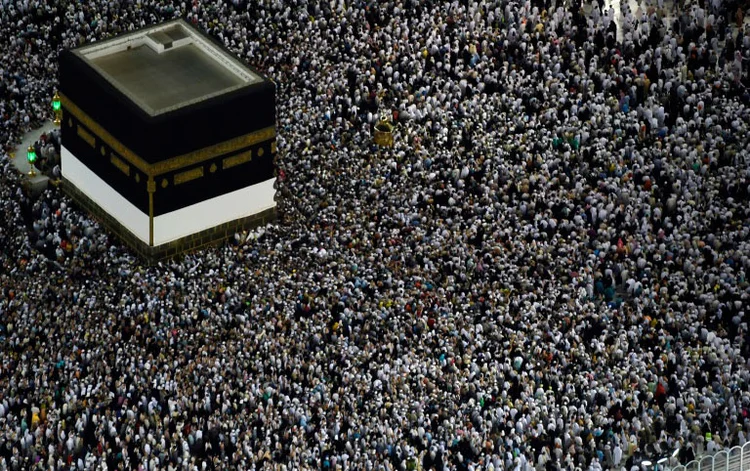 Meca: Peregrinos muçulmanos em torno da Kaaba, o lugar mais sagrado do Islã, na Grande Mesquita (HAMZA MEKOUAR/AFP)