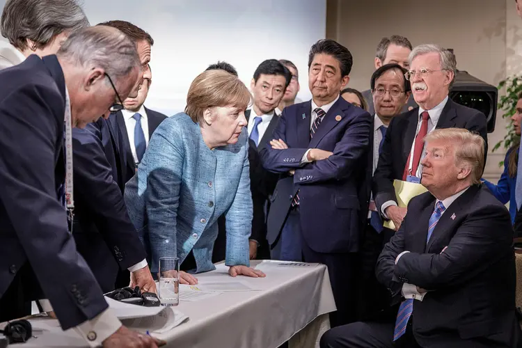 Trump confrontado por Merkel no encontro do G7 de 2018: segundo analistas, presença do presidente americano e do recém-eleito linha-dura britânico Boris Johnson tornam encontro imprevisível (Bundesregierung /Jesco Denzel/Handout//Reuters)