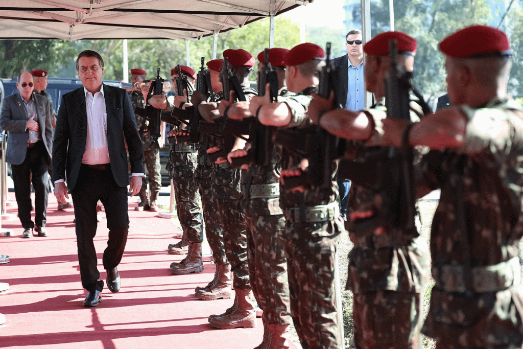 Bolsonaro: "a tropa tem que estar preparada porque, ao ser acionada por um dos três Poderes, estarmos em condição de fazer a manutenção de lei e da ordem" (Marcos Corrêa/PR/Flickr)