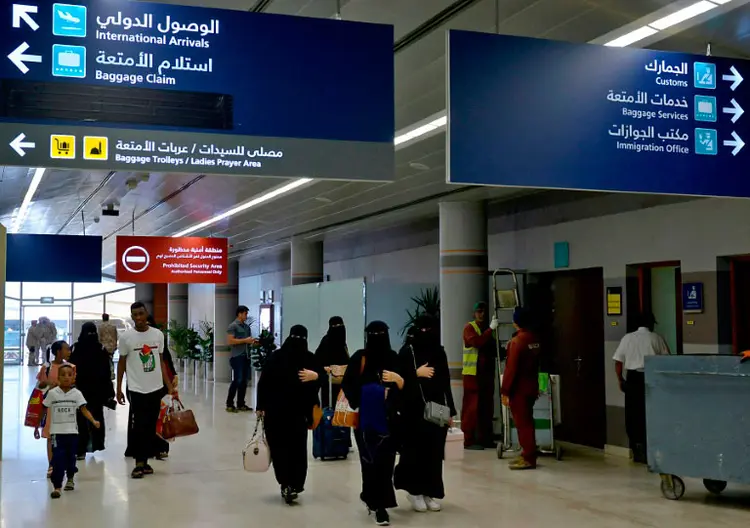 Arábia Saudita: Liberação para que mulheres viajem sozinhas levantou debates no reinado ultraconservador (ANUJ CHOPRA/AFP)