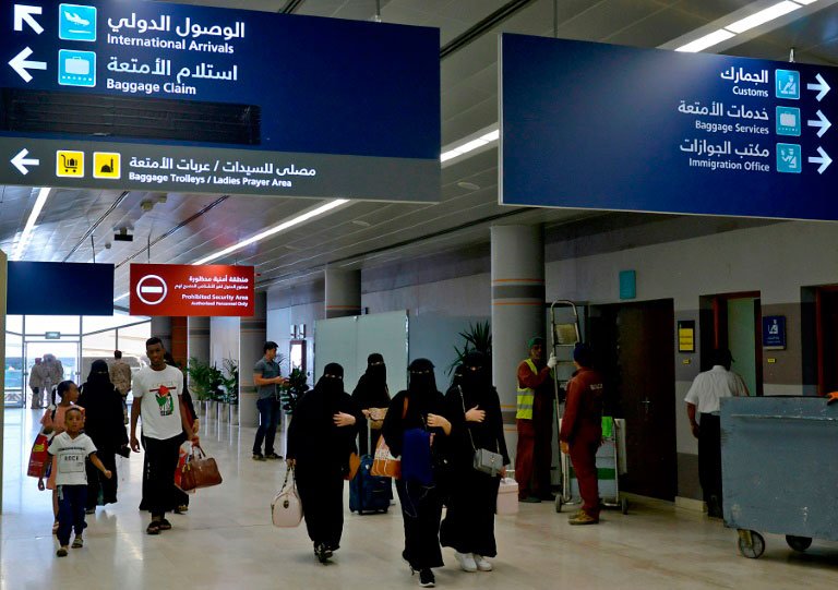 Sauditas debatem sobre permissão para mulheres viajarem sozinhas