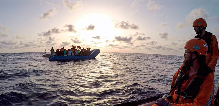ONG quer desembarcar 121 imigrantes na Itália ou em Malta