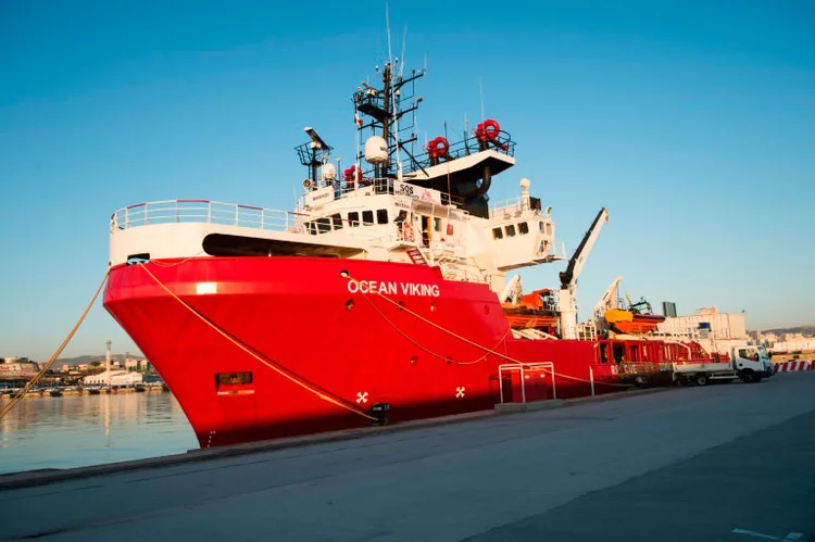 Ocean Viking: Navio humanitário é um dos que resgatam migrantes que fogem da Líbia e tentam chegar ao continente europeu (Anne CHAON/AFP)