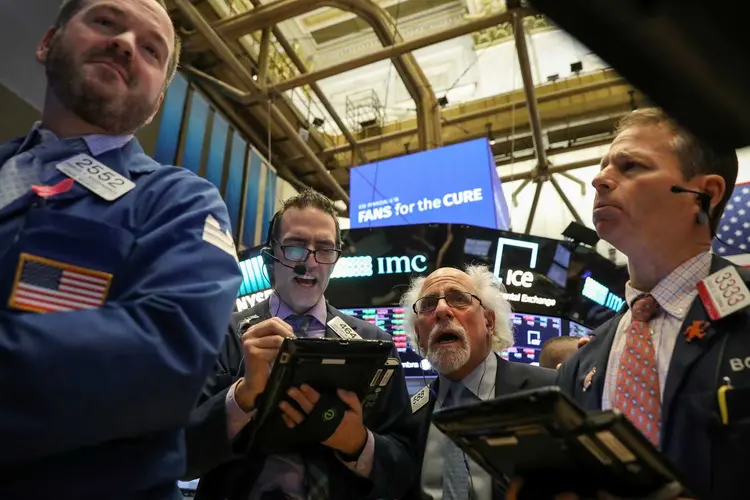 Operadores na Bolsa de Nova York: índice S&P 500 já quebrou o recorde 54 vezes neste ano | Foto: Brendan McDermid/Reuters (Brendan McDermid/Reuters)