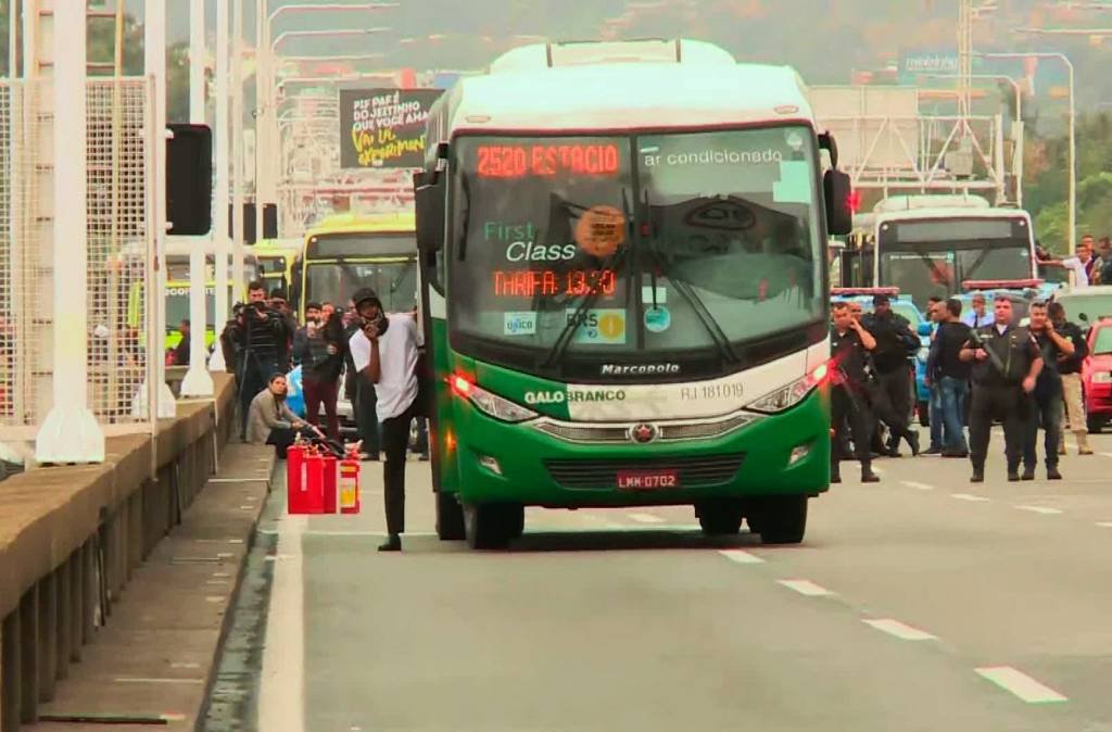 Atirador mata sequestrador e reféns são liberados na Ponte Rio-Niterói