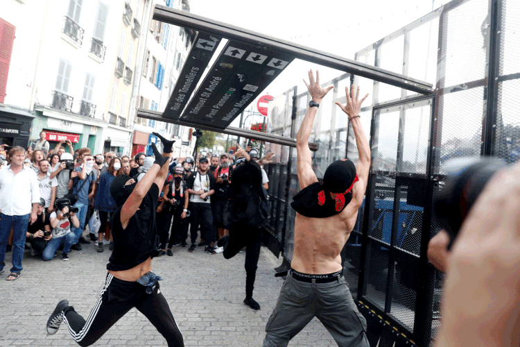 Protesto contra o G7 é marcado por tensão entre manifestantes e policias (Sergio Perez/Reuters)