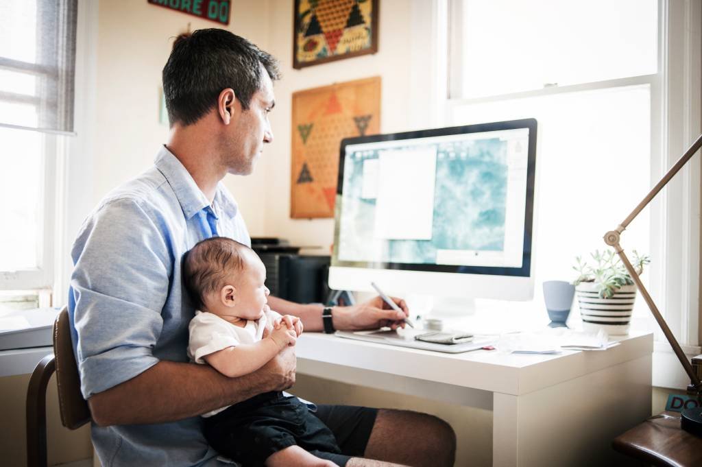 Há vagas: empresas com licença-paternidade maior e home office recrutam