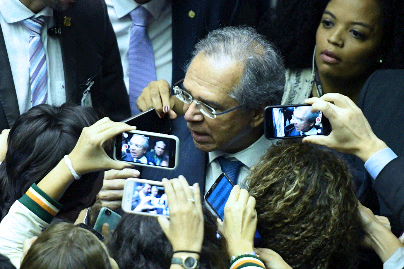 Guedes tranquiliza mercado e nega saída do governo