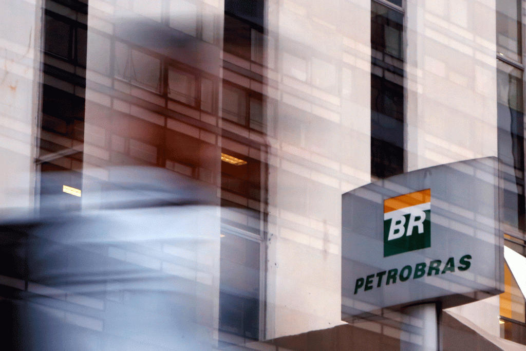 Após 50 dias, Petrobras eleva preço da gasolina nas refinarias