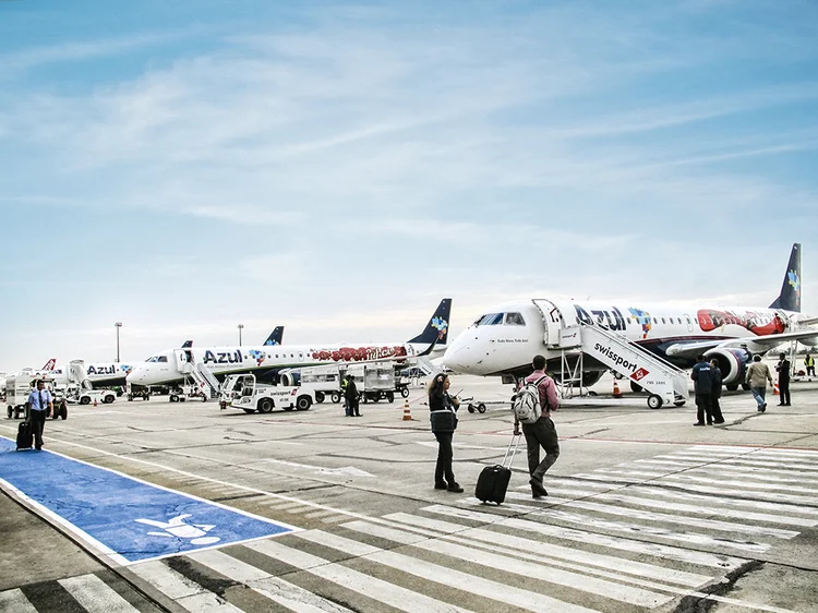 Azul: em meio à disputa por espaços de pouso e decolagem no Aeroporto de Congonhas, a companhia vai operar sozinha no Santos Dumont por um mês   (Alexandre Battibugli/Exame)