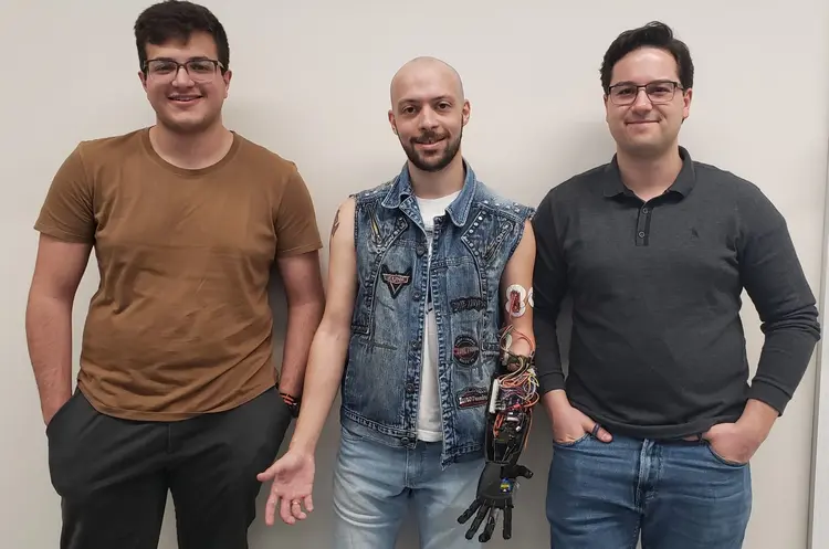 Lucas Cândido da Silva, Andrey Hertel e Arturo Vaine: Hertel desenvolveu protótipo como alternativa aos altos preços de próteses (Adriano Oltramari/Sebrae-PR/Agência Sebrae de Notícias)