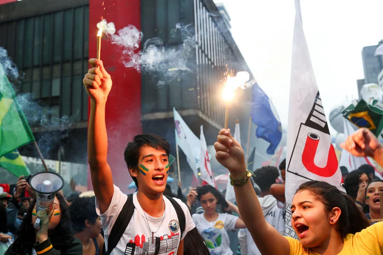 Protesto em São Paulo contra bloqueios na educação (Amanda Perobelli/Reuters)