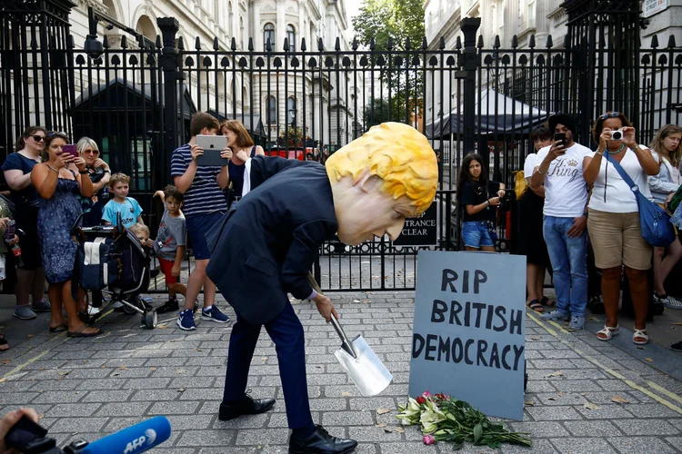 Protestos em Londres contra a suspensão das atividades do Parlamento britânico (Henry Nicholls/Reuters)