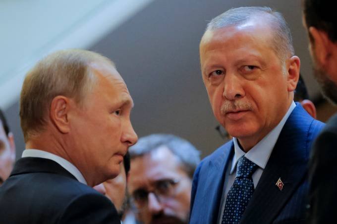 Putin e Erdogan: presidente turco telefonou para Putin e disse que a violação do acordo de cessar-fogo por parte das tropas sírias ameaça a segurança nacional turcas (Alexander Zemlianichenko/Reuters)