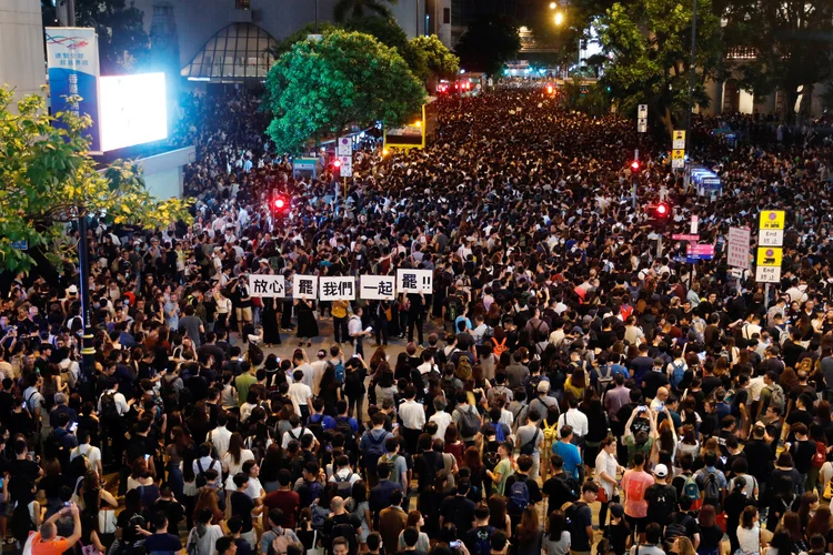 Servidores públicos protestam em Hong Kong (Tyrone Siu/Reuters)