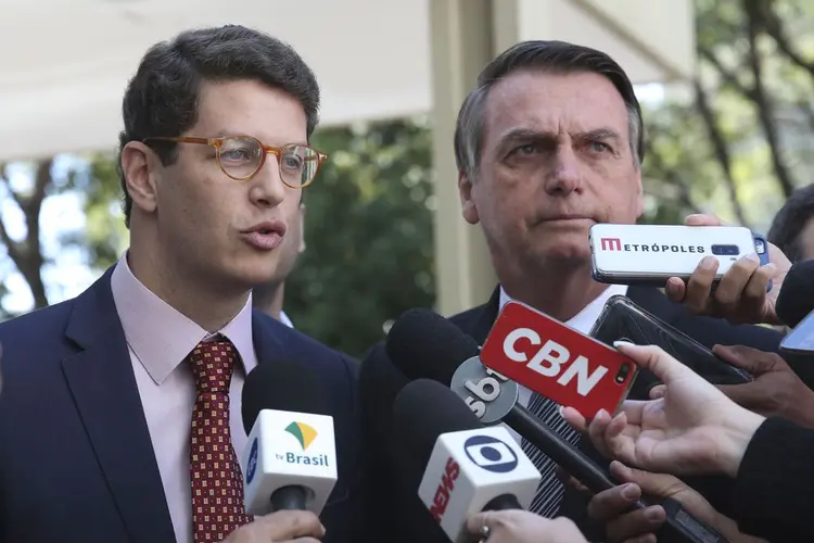 Ricardo Salles e Bolsonaro: ministro e presidente falaram sobre desmatamento no país (Antonio Cruz/Agência Brasil)