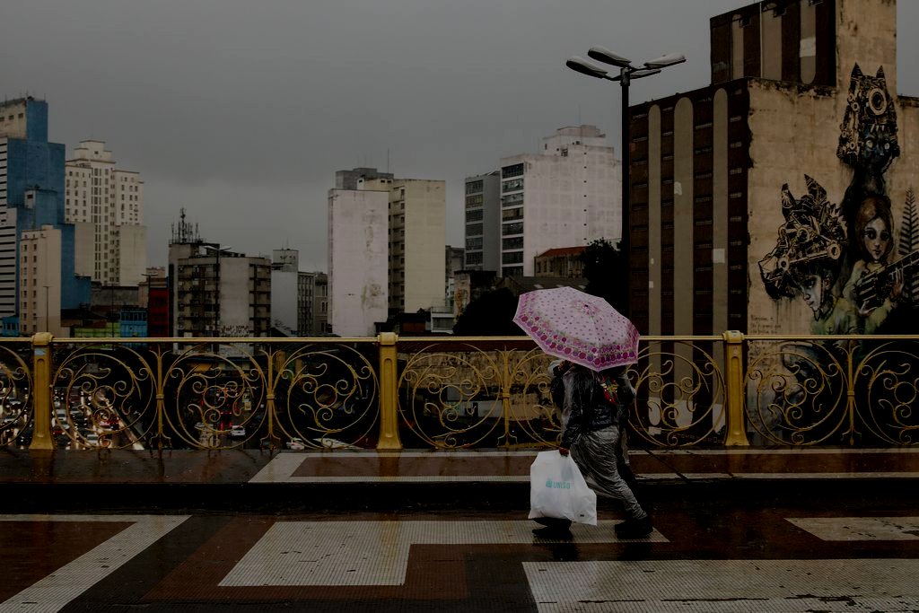 São Paulo: o relógio marcava 15h, mas parecia que já era tarde da noite nesta segunda (Rovena Rosa/Agência Brasil)