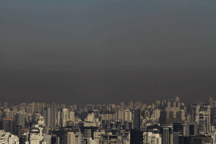 Chuva; como a pluma de poluição estava a mais de 3 mil metros da superfície, não chegou a comprometer a qualidade do ar na capital paulista (NurPhoto/Getty Images)