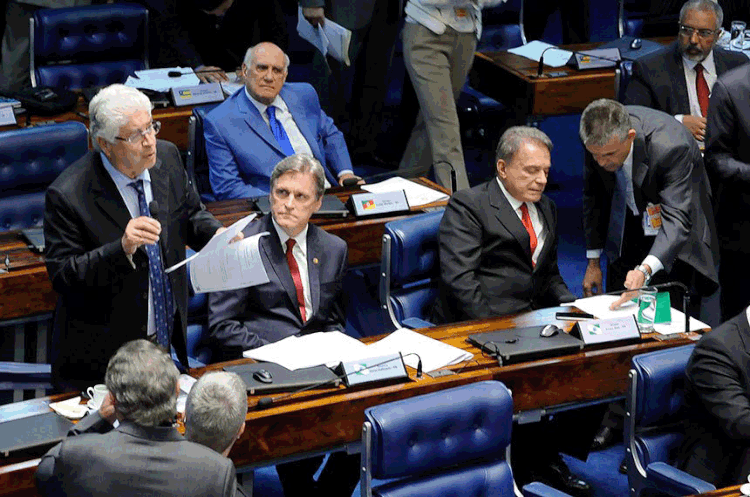 Senadores: relator do texto enviado à Câmara, o ex-senador Roberto Requião (ao microfone) defende a proposta antes da votação, em 2017 (Waldemir Barreto/Agência Senado)
