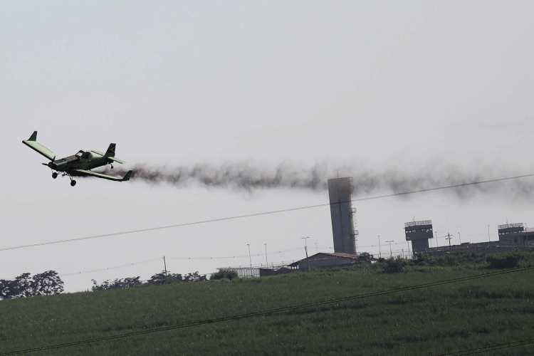 Pulverização de agrotóxicos: uso de aviões é uma das formas de aplicação de fertilizantes no Brasil (Nacho Doce/Reuters)