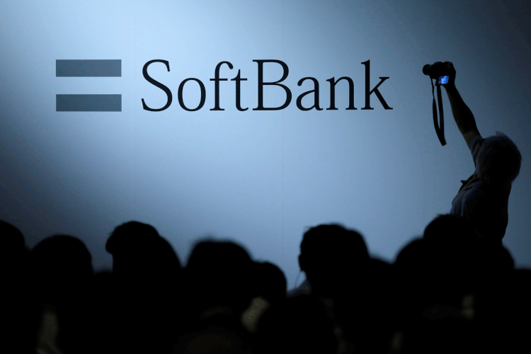 SoftBank está indo contra a concorrência da Line Corp. e Rakuten Inc. na corrida para atrair pessoas para os serviços financeiros. (Issei Kato/Reuters)